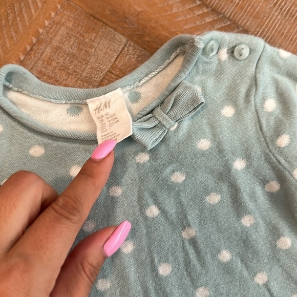 H&M Bundle of 3 Fine Thin Knit Crewneck Sweaters with Buttons & Bow Detailing - Picture 10 of 11